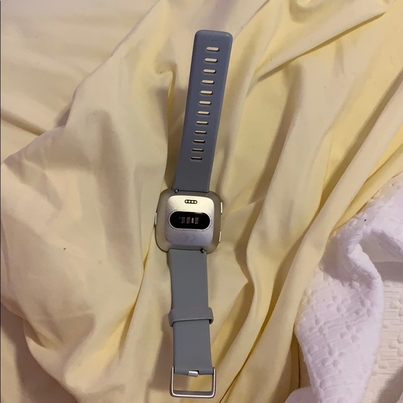 Fitbit Versa - Picture 2 of 4
